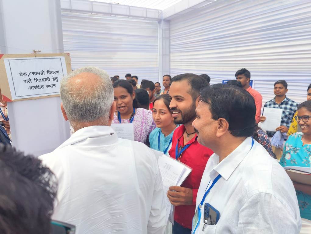 भेंट मुलाकात : सीएम बघेल ने 23 सब इंजीनियर्स को सौंपा नियुक्ति पत्र