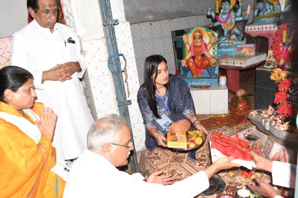 मुख्यमंत्री ने खुडिया के दस महाविद्या मंदिर में की पूजा अर्चना