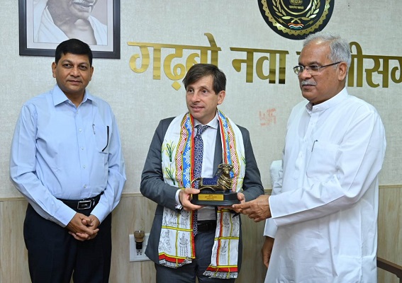 मुख्यमंत्री से फ्रांस के कौंसल जनरल ने की भेंट