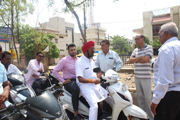 निगम आयुक्त को विधायक ने अपने स्कूटर से घुमाया, बताई क्षेत्र की समस्याएं