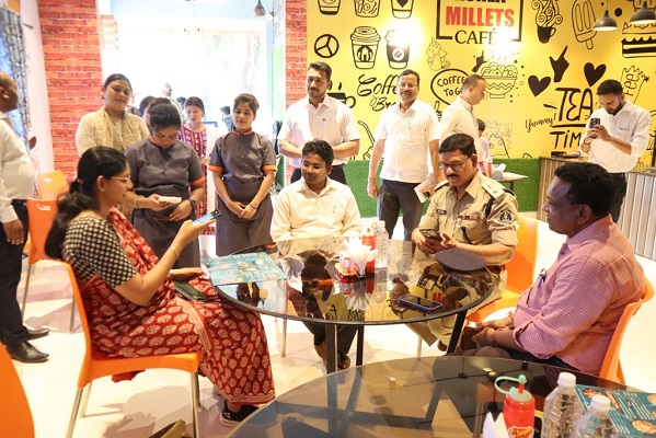 मुख्य निर्वाचन पदाधिकारी, कलेक्टर व एसपी ने उठाया मिलेट्स व्यंजनों का लुत्फ