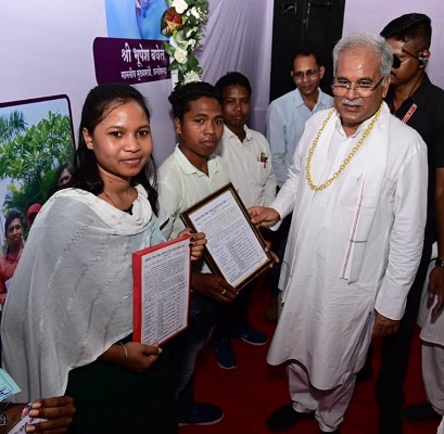 बैगा परिवार के लोगों ने सीधी भर्ती में सरकारी नौकरी देने के लिए सीएम बघेल का जताया आभार
