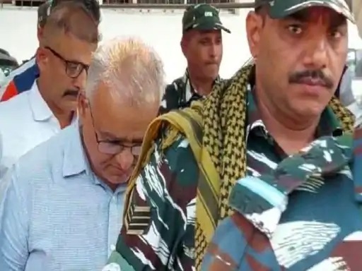 सीबीआई ने शेयर घोटाला मामले में कारोबारी पिता-पुत्र, सीए को पकड़ा