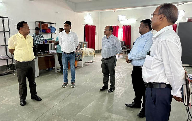 कलेक्टर दुग्गा ने किया कलेक्ट्रेट कार्यालय का औचक निरीक्षण
