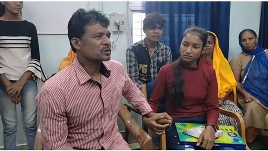 10वीं बोर्ड की टॉपर सानिया जेल में बंद पिता से मिली, इमोशनल हुआ माहौल