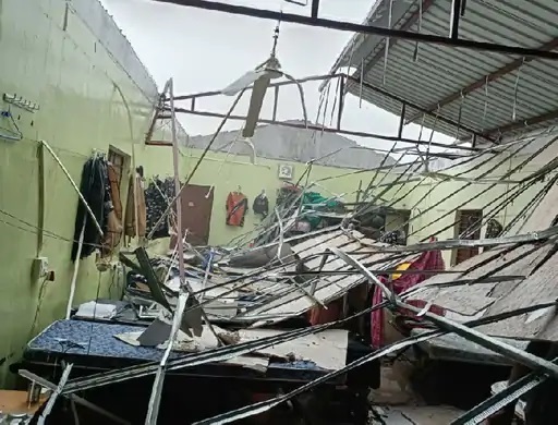 बारिश के बीच जवानो के बैरक की टूटी छत, 11 घायल
