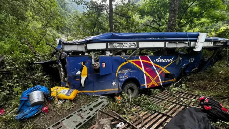 Uttarakhand: उत्तरकाशी में सवारियों से भरी एक बस खाई में पलटी, हादसे में 7 लोगों की मौत
