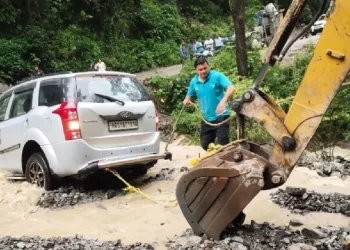 Nainital News: Car fell in rain drain