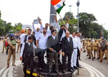 यूपी में वकीलों की हड़ताल खत्म, योगी सरकार ने सभी मांगों को माना, हटाए जाएंगे हापुड़ के एडिशनल एसपी