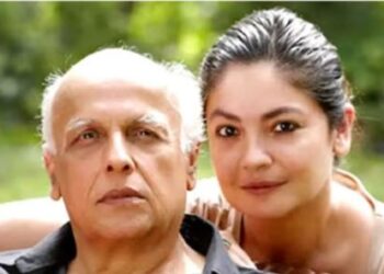 पूजा भट्ट ने पापा महेश भट्ट के साथ विवादित किस पर तोड़ी चुप्पी, बताया शाहरुख ने उनसे क्या कहा था
