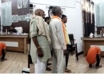 एसडीएम ने अपने दफ्तर में ग्रामीण को बनाया मुर्गा, वीडियो वायरल, डीएम ने की कार्रवाई