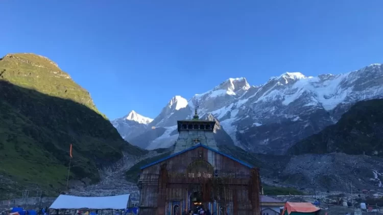 गर्भगृह में श्रद्धालुओं के प्रवेश पर लगी रोक, दर्शन का समय भी बदला, केदारनाथ में उमड़े श्रद्धालु