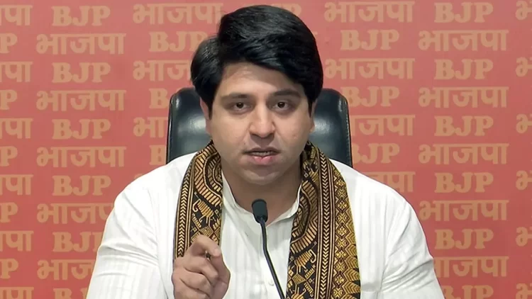 BJP बोली- यह BRS की अहंकारी मानसिकता को दर्शाता है, तेलंगाना के गृह मंत्री ने सुरक्षाकर्मी को मारा थप्पड़