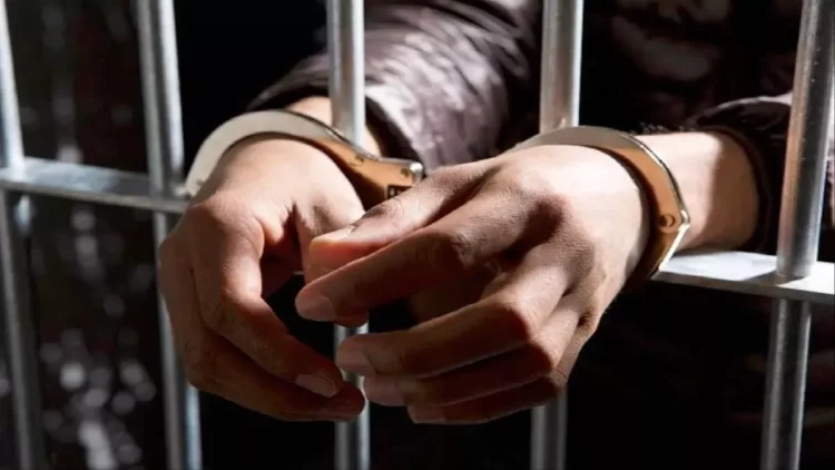 फिल्मी स्टाइल में डकैती कर हो जाता था फरार, 12 राज्यों में वांटेड एक लाख का इनामी अपराधी गिरफ्तार