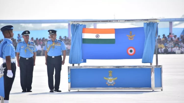 PM मोदी संग अमित शाह योगी ने दी बधाई, वायु सेना को एयर फोर्स डे पर मिला नया झंडा