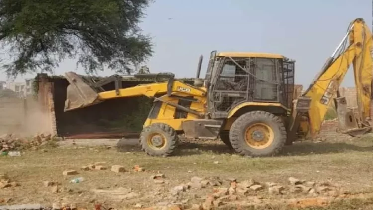 अवैध मदरसों पर चला धामी सरकार का बुलडोजर, जंगल में हो रहा था संचालन