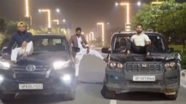 थाने के सामने किया स्टंट युवक ने चलती कारों के बीच खड़े होकर, आरोपियों की तलाश में जुटी पुलिस