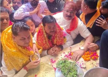 VIP दर्शन को लेकर नोकझोंक, बांके बिहारी मंदिर में निकास द्वार से प्रवेश पर अड़े केंद्रीय मंत्री, हुआ विवाद