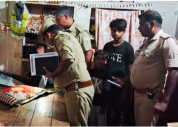 ब्यूटी पार्लर में काम करने वाली युवती बोली- ‘फेंका गया तेजाब, पुलिस बाथरूम क्लीनर बता रही’