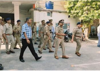कानपुर पुलिस की लापरवाही: कूड़ेदान में मिली महिला अपराधों से जुड़ी फाइल्स, दरोगा समेत दो पुलिसकर्मी निलंबित