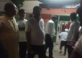 आधी रात जल शक्ति राज्य मंत्री ने किया अस्पताल का निरीक्षण, कुर्सी नहीं खड़ी हुई नर्स तो…
