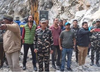 पिथौरागढ़ में भूस्खलन की चपेट में आई कार, सात से ज्यादा लोगों की मौत की आशंका