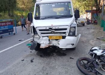चमोली में टेंपो ट्रैवलर ने बाइक को मारी टक्कर, दो पुलिसकर्मियों समेत तीन लोगों की मौत