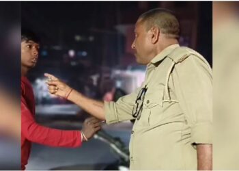 सिर्फ 5 रुपये की बात है साहब… बकाया मांगने पर सिपाहियों ने सब्जी वाले को बेरहमी से पीटा