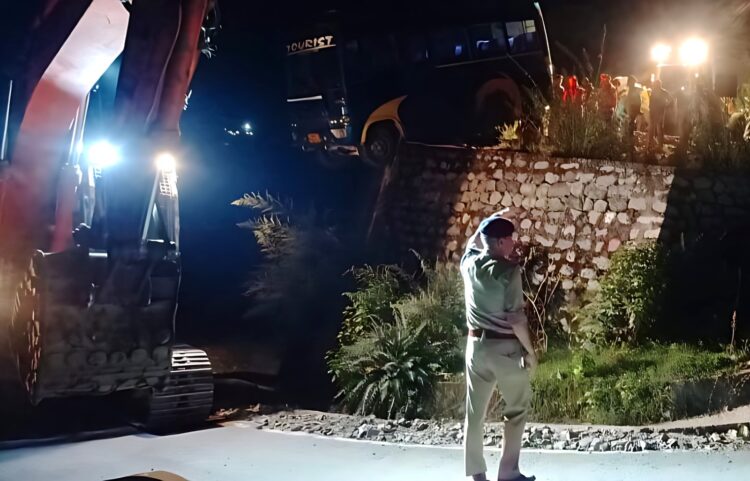 हेमकुंड साहिब की यात्रा पर आए पाकिस्तानी श्रद्धालुओं की बस विद्युत खंभे से टकराई, देखें तस्वीरें