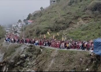दलाईलामा पर दिए गए विवादित बयान को लेकर नीरज कुमार के विरोध में उतरे लोग