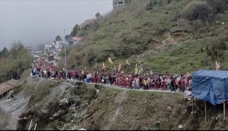दलाईलामा पर दिए गए विवादित बयान को लेकर नीरज कुमार के विरोध में उतरे लोग