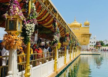 Guru Ramdas ji के प्रकाश पर्व पर स्वर्ण मंदिर में 35 टन फूलों से सजावट, संगत के लिए खास लंगर का इंतजाम