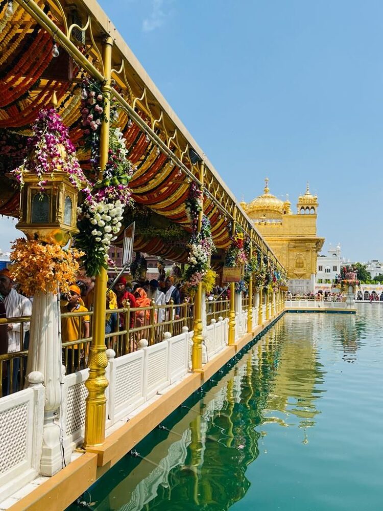 Guru Ramdas ji के प्रकाश पर्व पर स्वर्ण मंदिर में 35 टन फूलों से सजावट, संगत के लिए खास लंगर का इंतजाम
