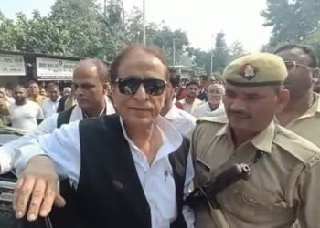 पत्नी-बेटे के साथ कोर्ट से न‍िकले आजम खान, जेल जाने से पहले क्‍या बोले?
