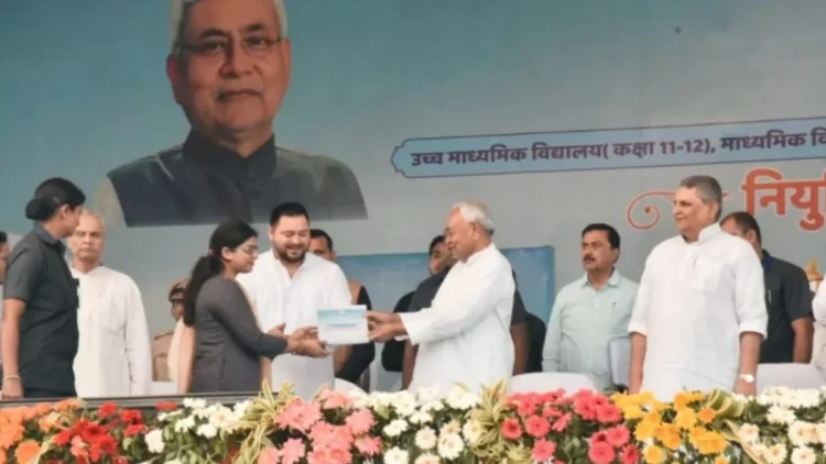 नियुक्ति पत्र देकर CM नीतीश ने रचा अनोखा रिकॉर्ड, कहा- जल्द देंगे 10 लाख नौकरी