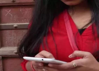 फोन पर प्रेमी को बुलाया, बात करते हुए प्रेमिका ने कर दी ऐसी हरकत; जान जाते-जाते बची, फिर…
