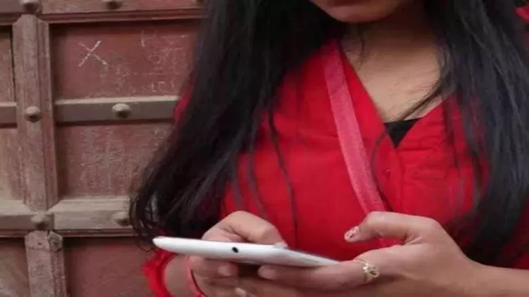 फोन पर प्रेमी को बुलाया, बात करते हुए प्रेमिका ने कर दी ऐसी हरकत; जान जाते-जाते बची, फिर…