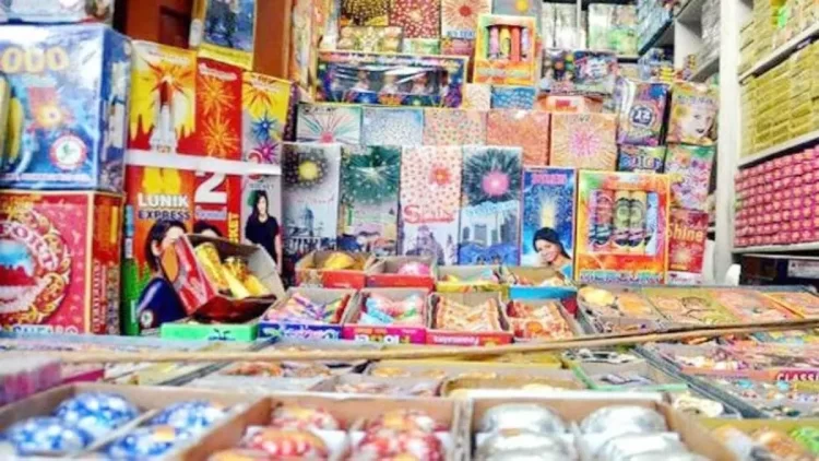 गोदाम पर हुई छापामारी, लाखों के पटाखे किए बरामद, गुप्त सूचना पर पुलिस ने की कार्रवाई