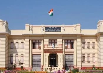 विधानसभा में विपक्ष ने फेंकी कुर्सियां; मारपीट की नौबत, सदन के बाहर भी भिड़े RJD-BJP विधायक