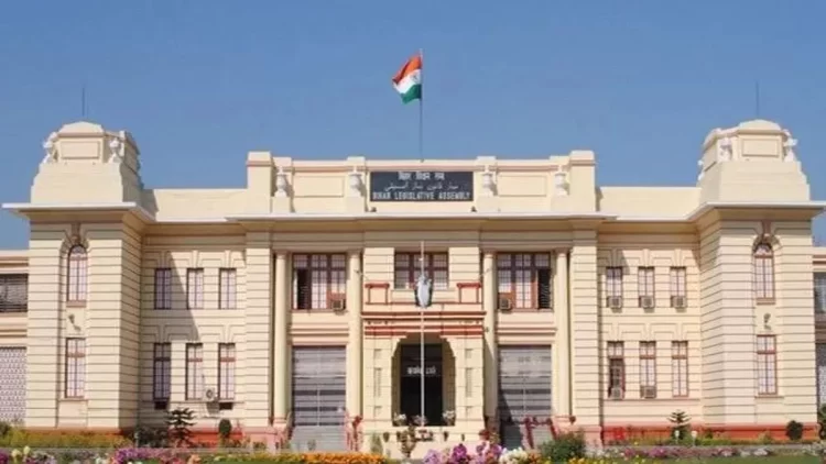 विधानसभा में विपक्ष ने फेंकी कुर्सियां; मारपीट की नौबत, सदन के बाहर भी भिड़े RJD-BJP विधायक