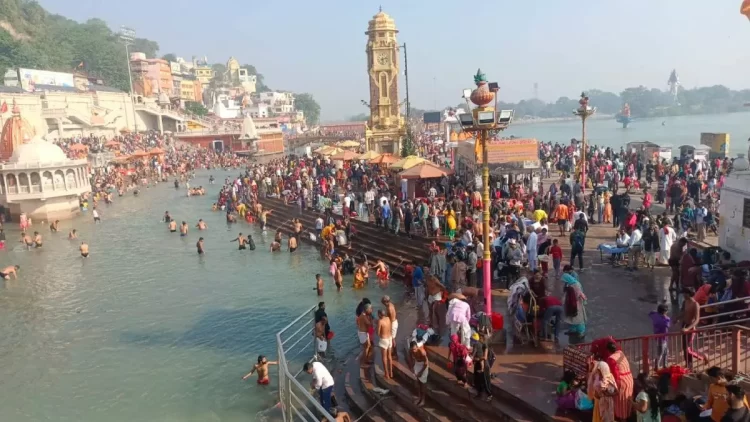 Somvati Amavasya: सोमवती अमावस्या स्नान पर्व आज, हरिद्वार में गंगा घाटों पर उमड़ी श्रद्धालुओं की भीड़;