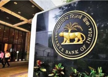 Axis Bank पर RBI की बड़ी कार्रवाई… लगाया 90 लाख का जुर्माना, ये है वजह