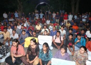 IIT BHU छेड़छाड़: बाउंड्रीवॉल के विरोध में छात्रों का संपर्क अभियान, 6 नवंबर को विश्वविद्यालय बंद का ऐलान