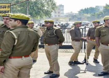 दबिश के लिए पहुंची नोएडा पुलिस को ग्रामीणों ने दौड़ा-दौड़ाकर पीटा, पिस्टल लूटी; जान बचाकर भागे पुलिसकर्मी