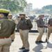 दबिश के लिए पहुंची नोएडा पुलिस को ग्रामीणों ने दौड़ा-दौड़ाकर पीटा, पिस्टल लूटी; जान बचाकर भागे पुलिसकर्मी