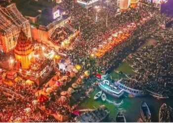 शिव की काशी के आंगन में देवताओं ने धूमधाम से मनाई देव दीपावली, सीएम योगी ने जलाया पहला दीप