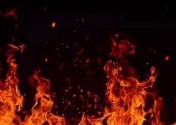 गाजियाबाद में कबाड़ के गोदाम में लगी भीषण आग, मौके पर दमकल की 2 गाड़ियां