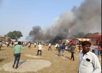 मथुरा के पटाखा बाजार में लगी भीषण आग, कई दुकानें आईं चपेट में, 10 से ज्यादा लोग झुलसे