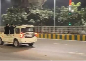 नोएडा के रईसजादों की बड़ी हरकत, चलती कार से नोट उड़ाना पड़ गया भारी