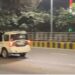 नोएडा के रईसजादों की बड़ी हरकत, चलती कार से नोट उड़ाना पड़ गया भारी